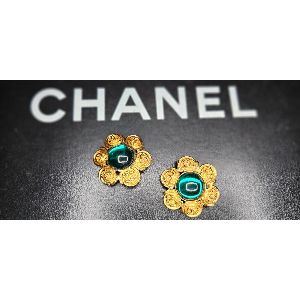 CHANEL Vintage 94P Green Gripoix Clip On Earrings - Picture 4 of 6